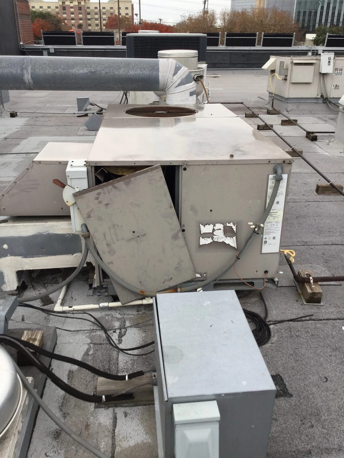 An HVAC unit on the roof of a building in need of HVAC maintenance services.
